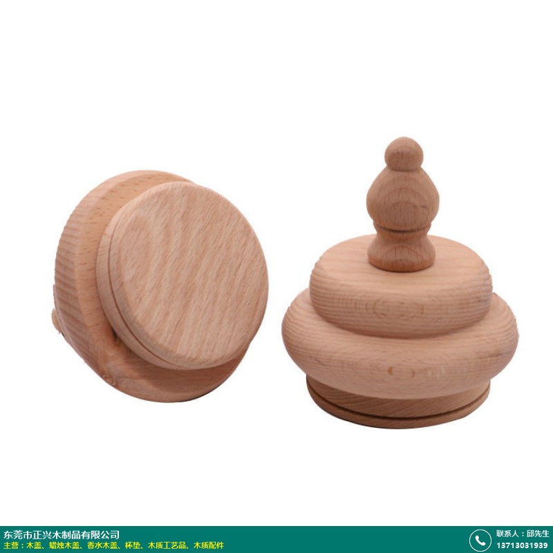 金色的瓶盖和透明的瓶身展现出高贵的气质