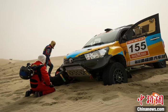 在喀什麦盖提赛段展开的SS3段比赛，塔克拉玛干