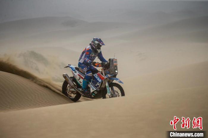 在喀什麦盖提赛段展开的SS3段比赛，塔克拉玛干