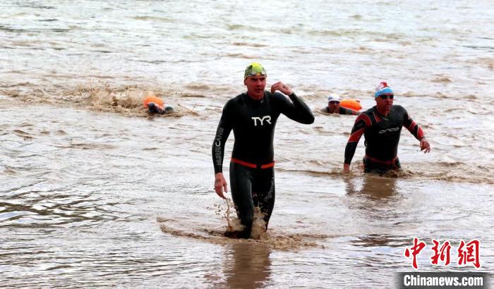 2024年青海贵德抢渡黄河极限挑战赛开赛 221名中外