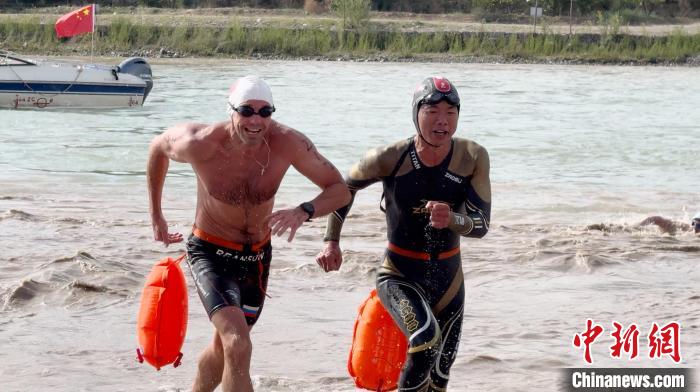 2024年青海贵德抢渡黄河极限挑战赛开赛 221名中外