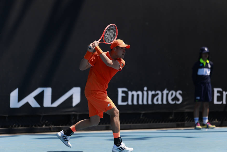 吴易昺澳网四连胜晋级次轮 中国金花双线突破