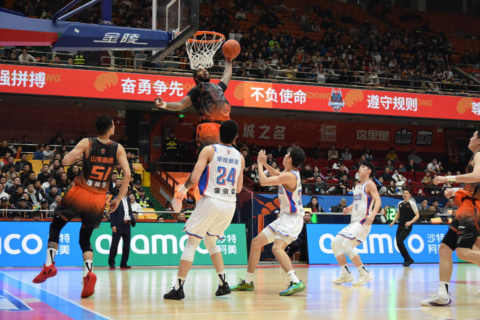 山东男篮客场挑战四川男篮 克里斯伤退成关键变