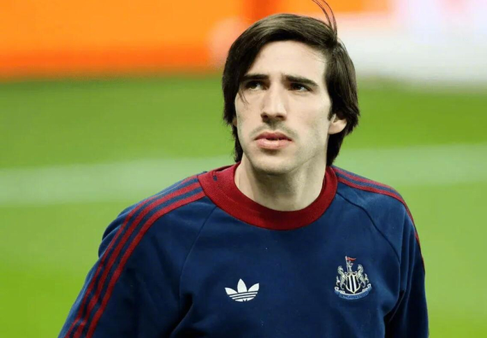 托纳利成曼联引援优先目标，B费力挺中场补强