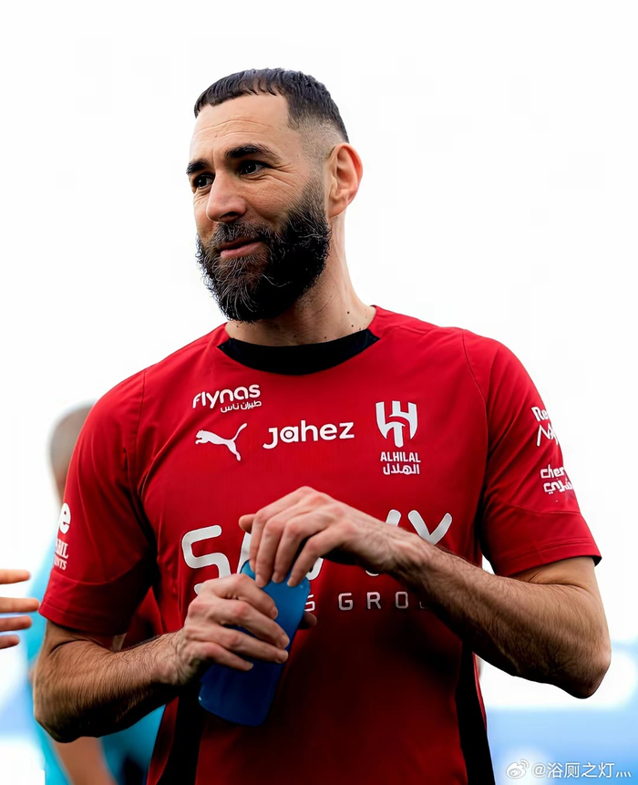 本泽马解约转投利雅得新月 沙特联赛C罗对决