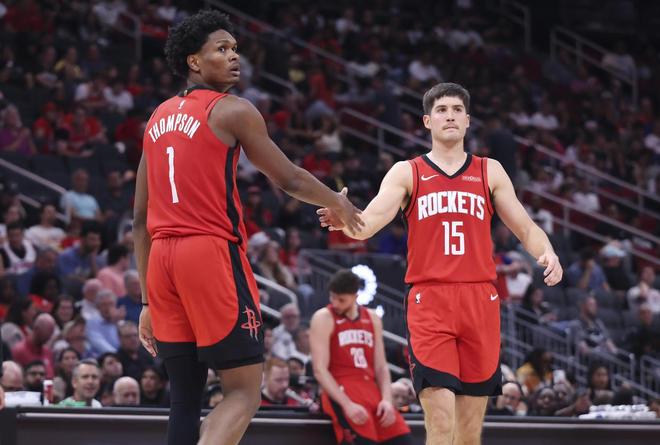 火箭对阵湖人季后赛首战：篮板争夺成胜负关键